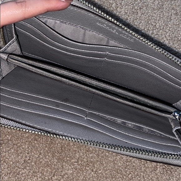 Light grey michael Kors wallet - Picture 2 of 2